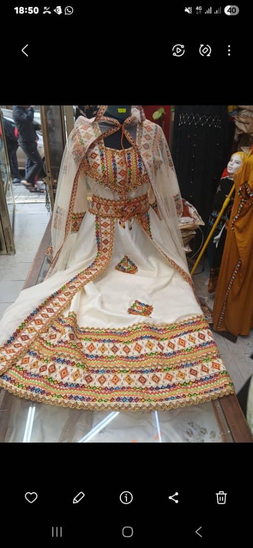 Robe Kabyle Blanche — Broderies Multicolores, Voile & Ceinture