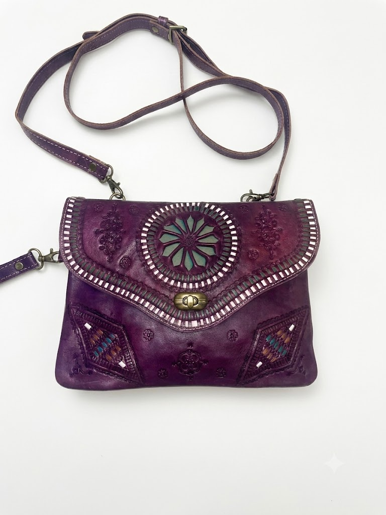 Sac bandoulière cuir brodé algérien violet, motifs traditionnels, fermeture laiton