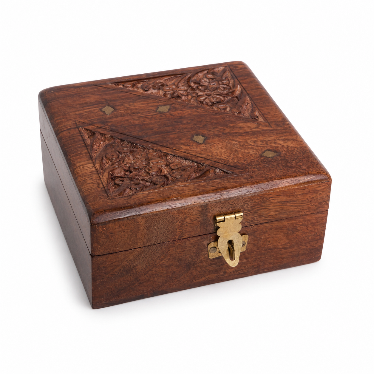 Boîte en bois sculpté fermée – motifs floraux et fermoir laiton doré