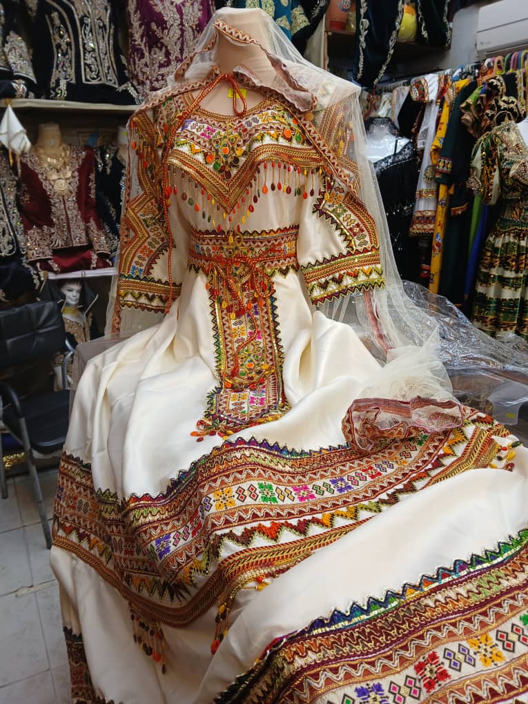Robe Kabyle Blanche — Broderies Multicolores, Voile & Ceinture
