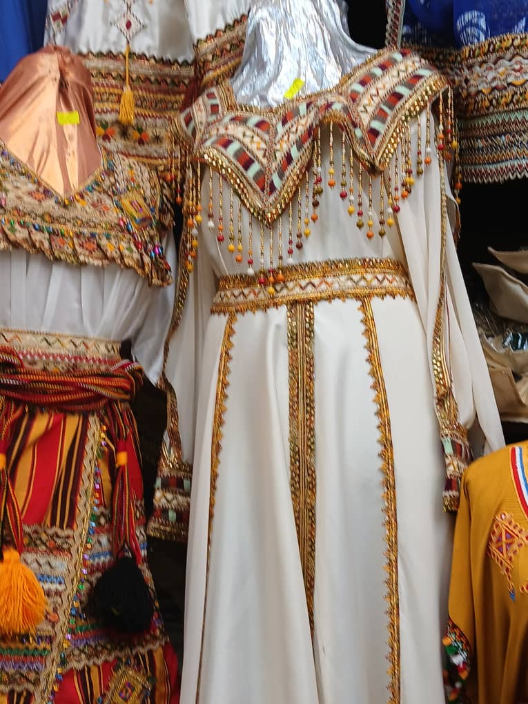 Robe Kabyle Blanche — Broderies Dorées & Franges Multicolores
