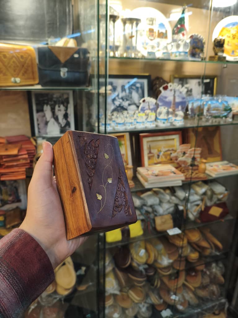 Boîte Rectangulaire en Bois Sculpté & Nacre – Artisanat Algérien
