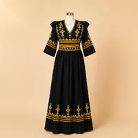 Robe kabyle noire avec broderies dorées et multicolores