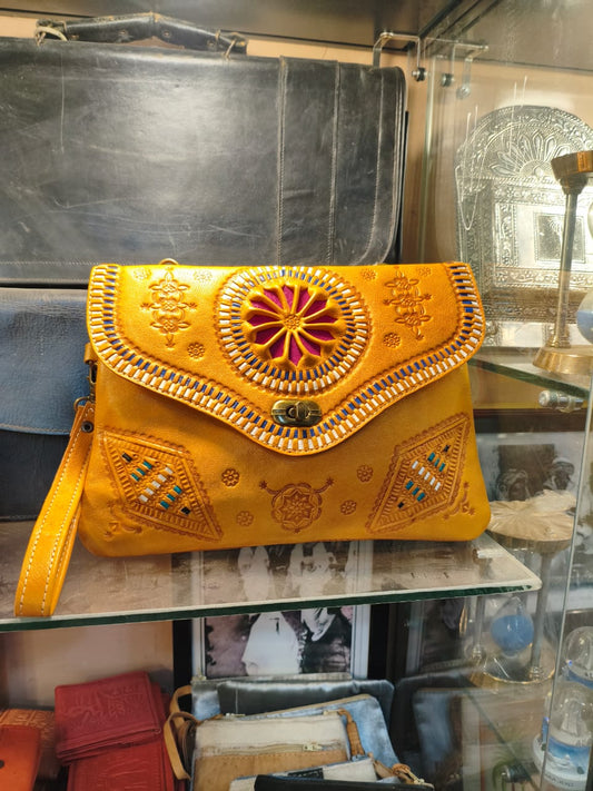 Sac enveloppe jaune cuir